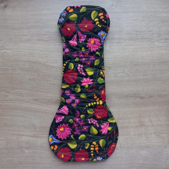 Fekete alapon virágok mosható betét 30cm