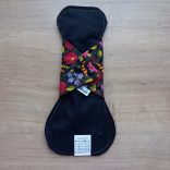 Fekete alapon virágok mosható betét 30cm