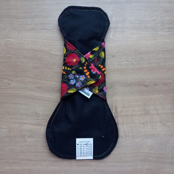 Fekete alapon virágok mosható betét 30cm