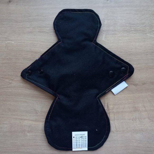 Fekete alapon virágok mosható betét 30cm