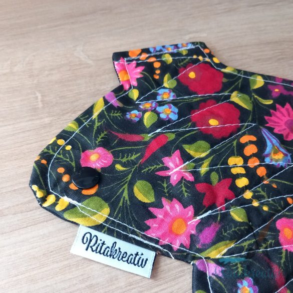 Fekete alapon virágok mosható betét 18cm