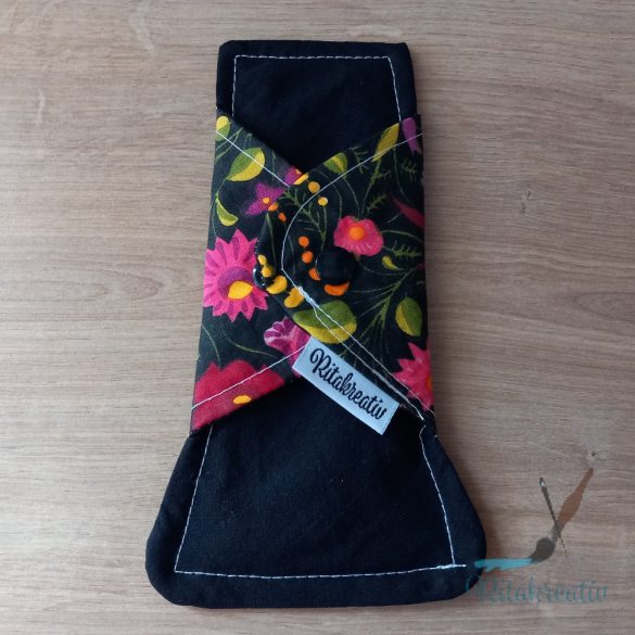 Fekete alapon virágok mosható betét 18cm