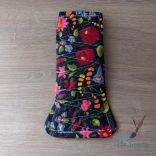 Fekete alapon virágok mosható betét 18cm