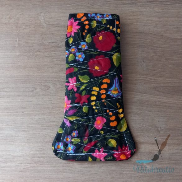 Fekete alapon virágok mosható betét 18cm