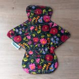 Fekete alapon virágok mosható betét 26cm