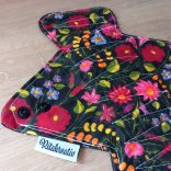 Fekete alapon virágok mosható betét 26cm