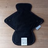 Fekete alapon virágok mosható betét 26cm