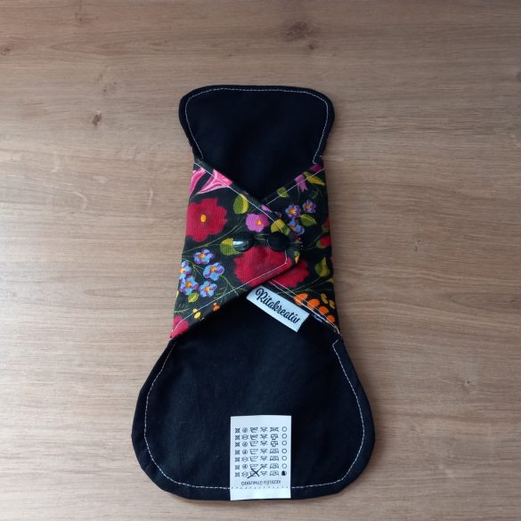 Fekete alapon virágok mosható betét 26cm