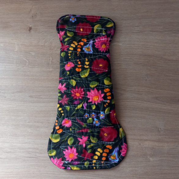 Fekete alapon virágok mosható betét 26cm